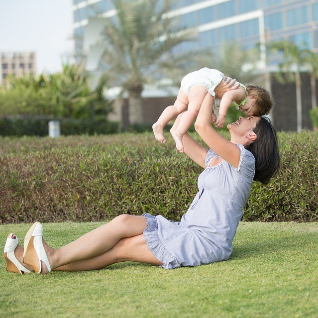 Moeder en baby spelen samen